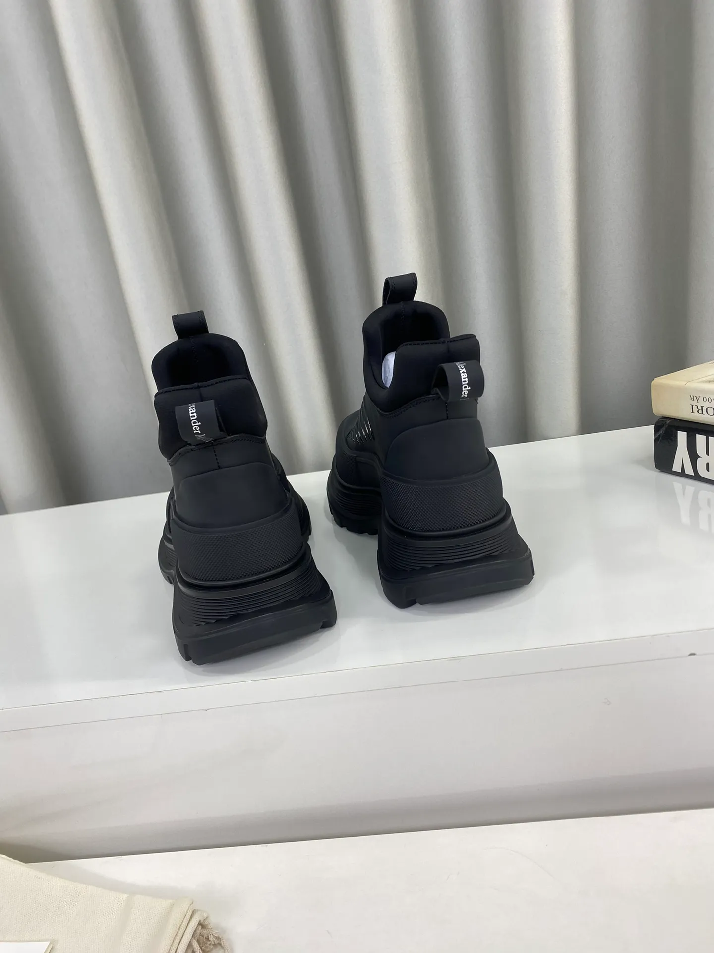 👟👟Ex-factory price 660👟👟Men's size +10 🔺Mc Queen 🔺Alexander McQueen's latest model, thick-soled front zipper dad shoes🌈 The designer has a bold idea and combines the trend of the times with the perfect design. It is super comfortable and versatile, with a new dad-style design and a multi-craft spliced ​​outsole. It is perfect. Many celebrities and Internet celebrities endorse it. 🔥Material: Original custom-made first-layer cowhide for the upper. Inside: Cali sheepskin feet. Outsole: Original TPU multi-layer combination outsole, •┈┈┈┈┈┈★┈┈┈┈┈┈┈• Size: Women’s 35～39 (34, 40, customization is non-returnable) Men’s 39～44 (38, 45, customization is not returnable) Full set of counter original packaging